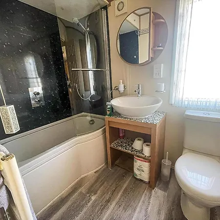 Great 4 Berth Caravan For Hire In Suffolk At North Denes, Ref 40149Nd Lowestoft Esterno foto