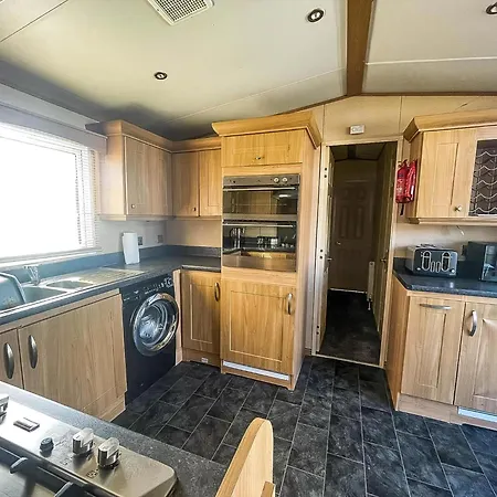 Great 4 Berth Caravan For Hire In Suffolk At North Denes, Ref 40149Nd Lowestoft Esterno foto