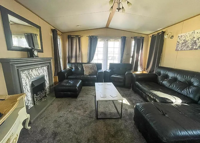 Great 4 Berth Caravan For Hire In Suffolk At North Denes, Ref 40149Nd