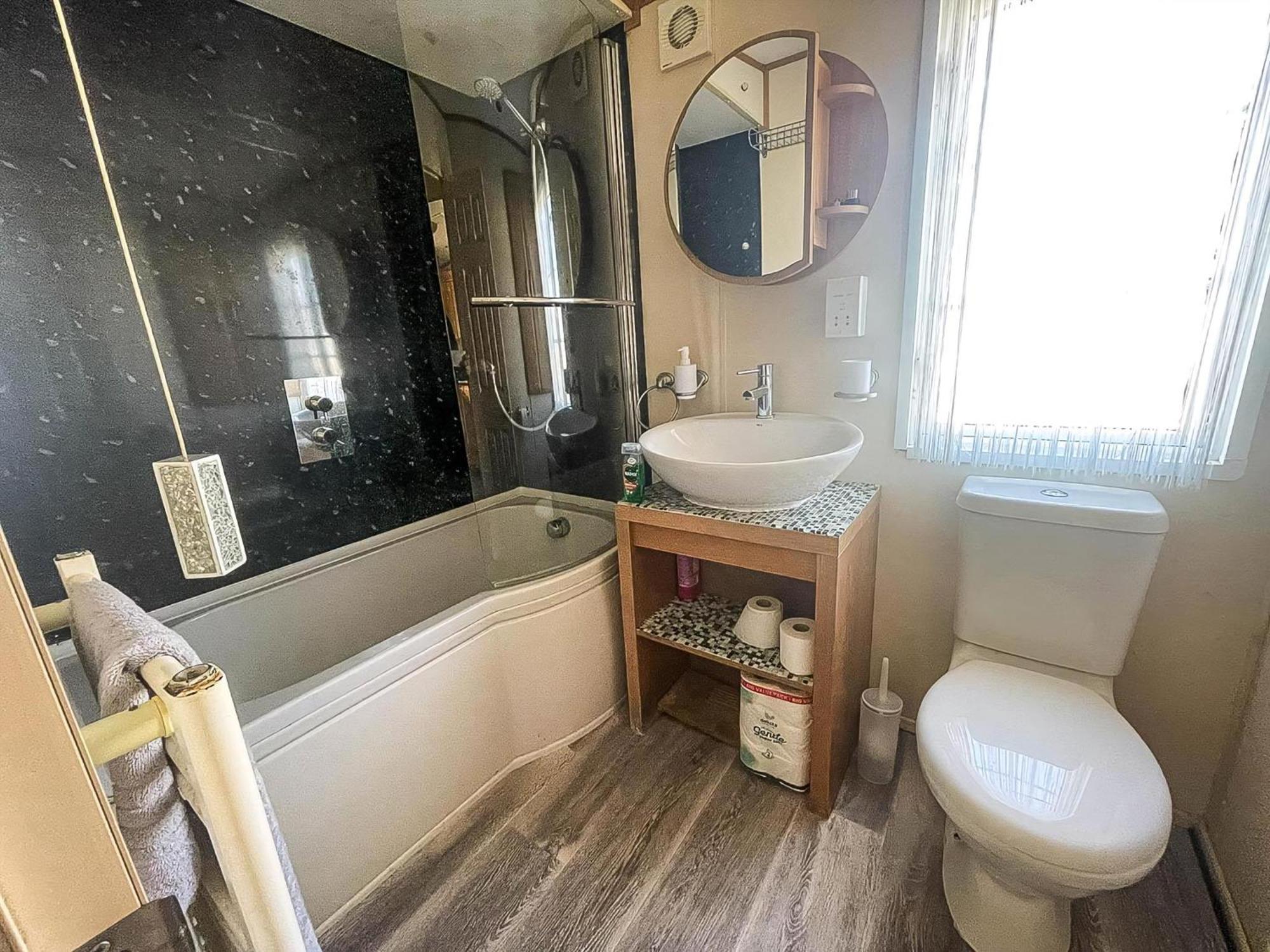 Great 4 Berth Caravan For Hire In Suffolk At North Denes, Ref 40149nd *