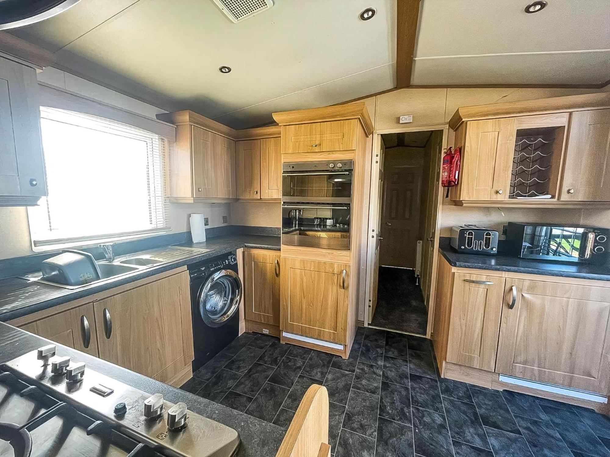 Great 4 Berth Caravan For Hire In Suffolk At North Denes, Ref 40149nd Campsite